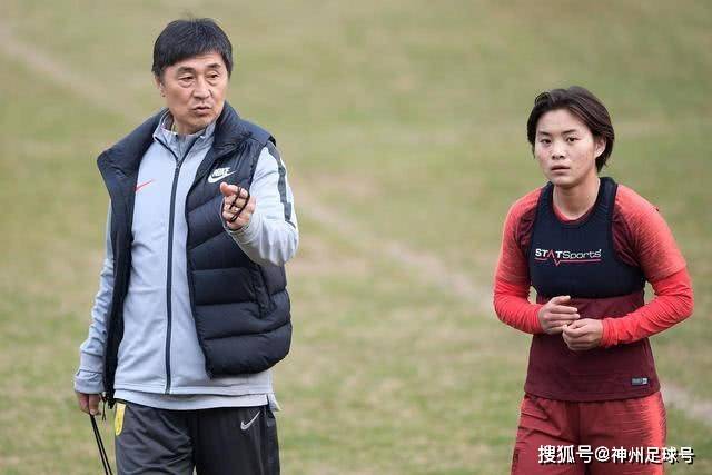 徐彬在比赛中铲倒严智星 被主裁判出示黄牌
